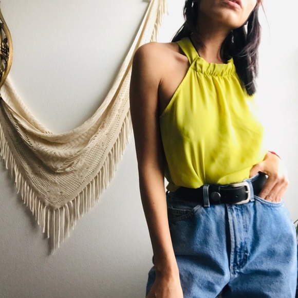 2b BEBE  Neon Open Back Blouse - Picture 2 of 8